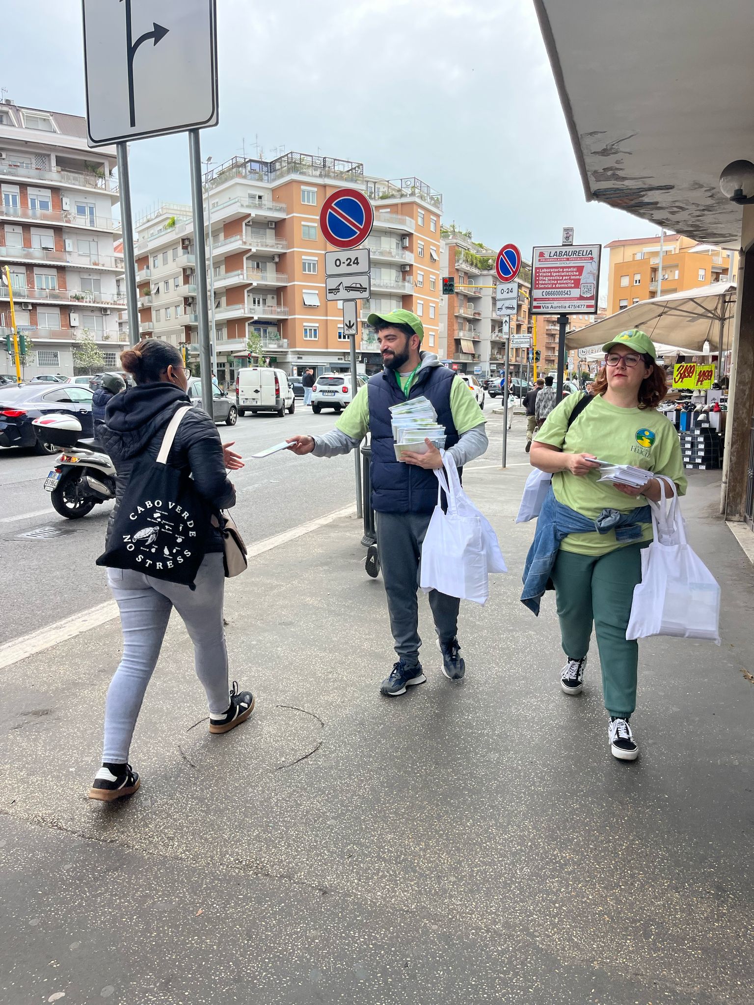 Volontari de “La Via della Felicità” attivi a Latina nella distribuzione di opuscoli